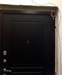 Планируется отделка откосов входной двери квартиры